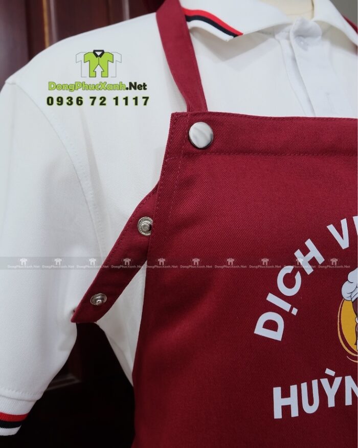 Tạp dề màu đỏ đô Huỳnh Giàu dáng dài in logo kèm nón