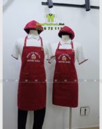Tạp dề màu đỏ đô Huỳnh Giàu dáng dài in logo kèm nón