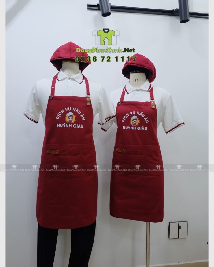 Tạp dề màu đỏ đô Huỳnh Giàu dáng dài in logo kèm nón