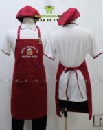 Tạp dề màu đỏ đô Huỳnh Giàu dáng dài in logo kèm nón