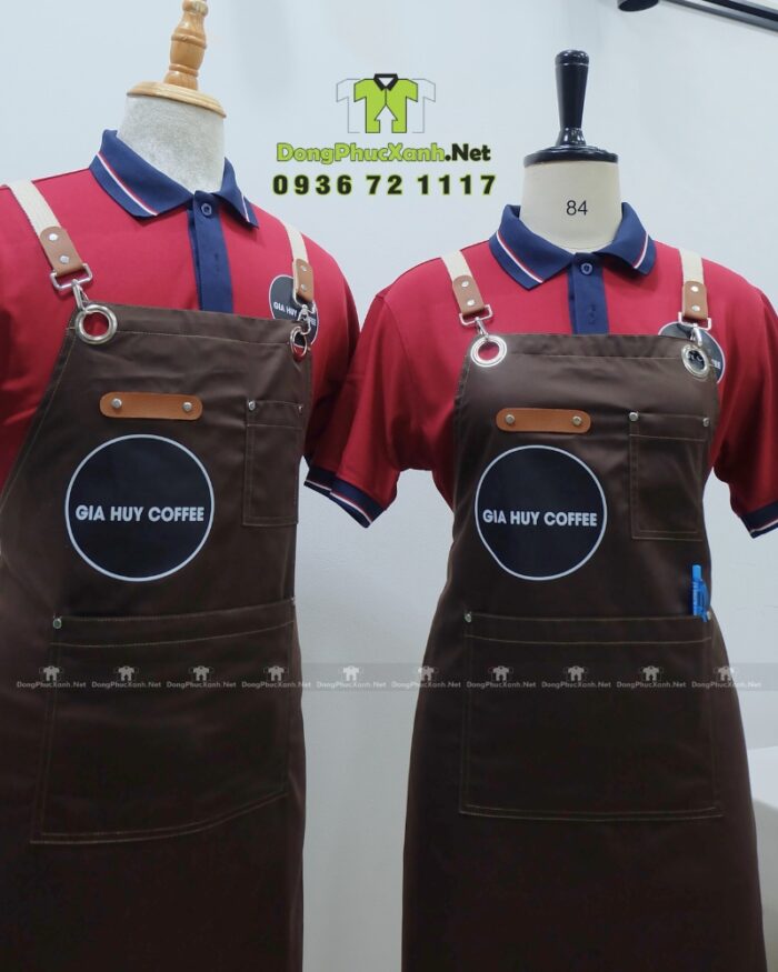 Tạp dề nhân viên Gia Huy Coffee màu nâu phối da in logo.
