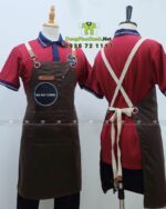 Tạp dề nhân viên Gia Huy Coffee màu nâu phối da in logo.