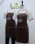 Tạp dề nhân viên quán ăn Kuksu màu nâu dáng dài in logo