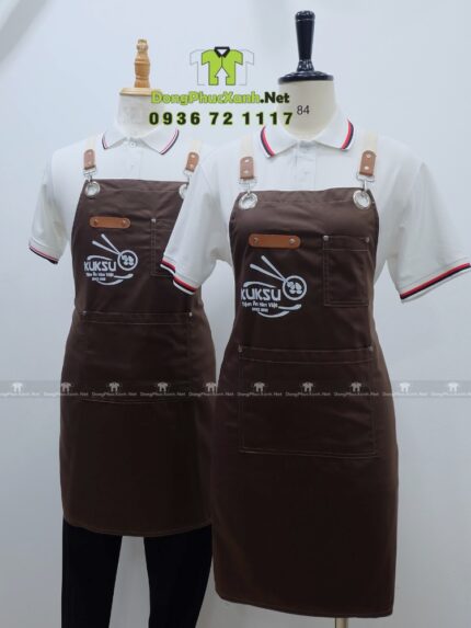 Tạp dề nhân viên quán ăn Kuksu màu nâu dáng dài in logo