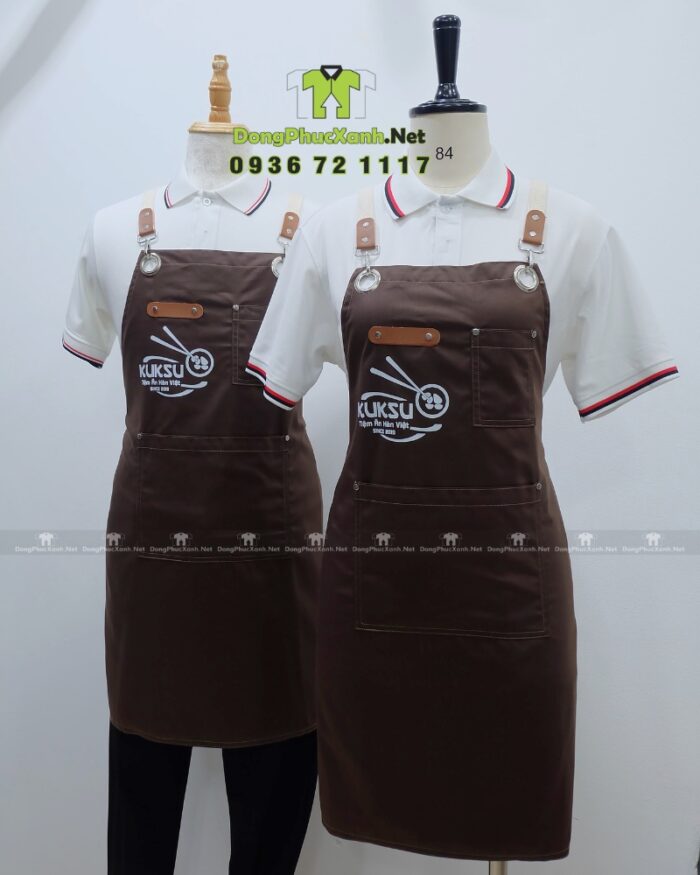 Tạp dề nhân viên quán ăn Kuksu màu nâu dáng dài in logo