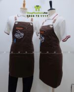 Tạp dề nhân viên quán ăn Kuksu màu nâu dáng dài in logo