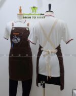 Tạp dề nhân viên quán ăn Kuksu màu nâu dáng dài in logo