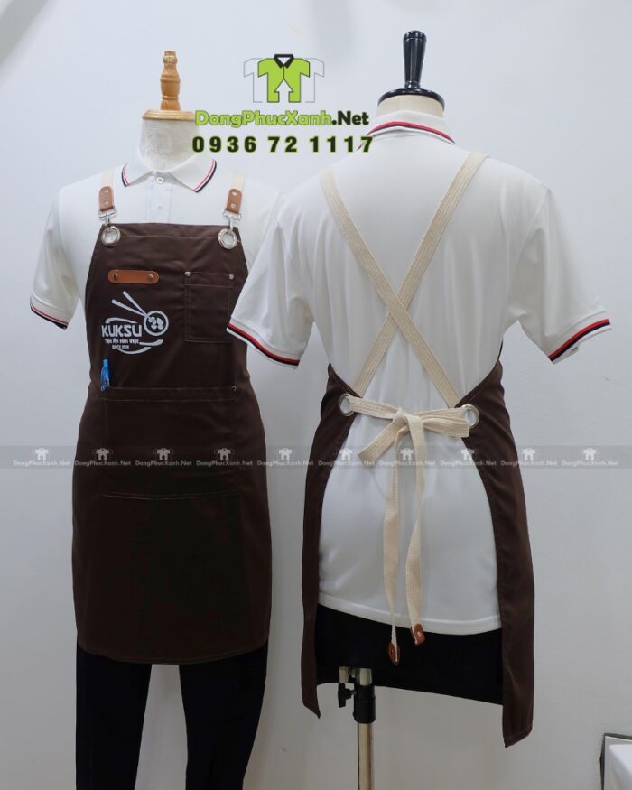 Tạp dề nhân viên quán ăn Kuksu màu nâu dáng dài in logo
