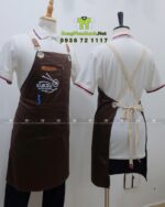 Tạp dề nhân viên quán ăn Kuksu màu nâu dáng dài in logo