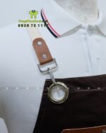 Tạp dề nhân viên quán ăn Kuksu màu nâu dáng dài in logo