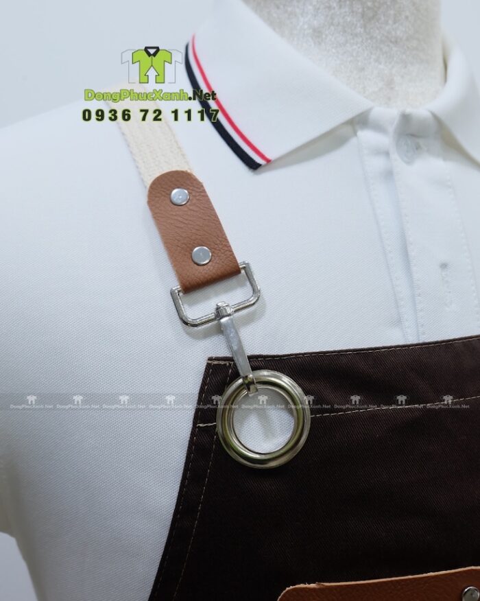 Tạp dề nhân viên quán ăn Kuksu màu nâu dáng dài in logo