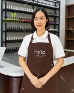 Tạp dề tiệm nail Halo Nails màu nâu in logo thương hiệu