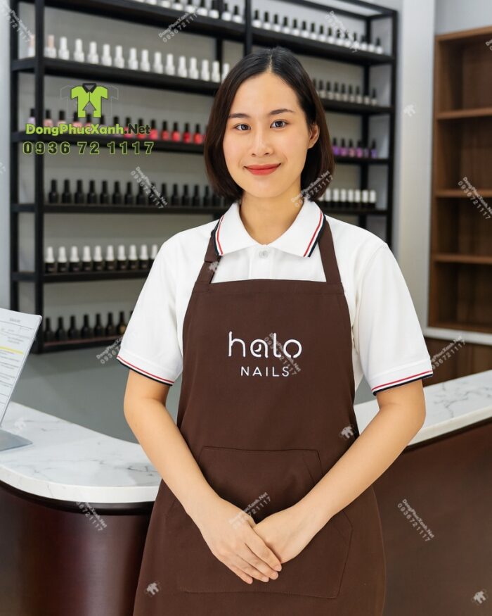 Tạp dề tiệm nail Halo Nails màu nâu in logo thương hiệu