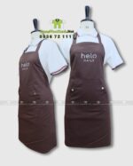 Tạp dề tiệm nail Halo Nails màu nâu in logo thương hiệu