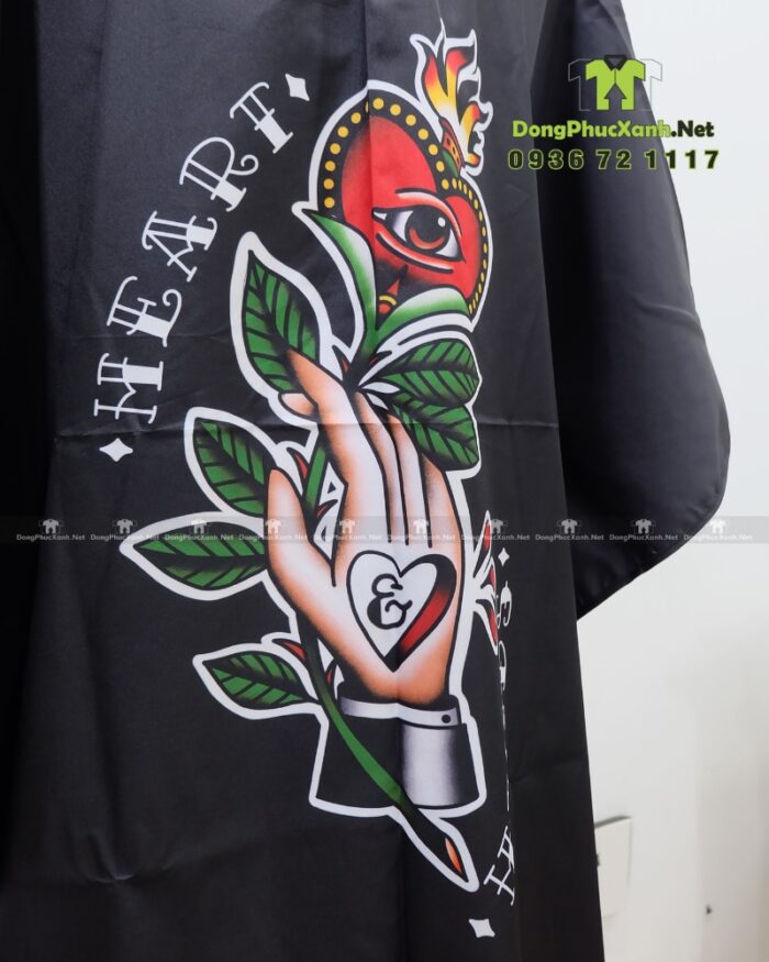 Áo choàng không bám tóc Heart & Hands in tên tiệm tóc nam nữ cao cấp