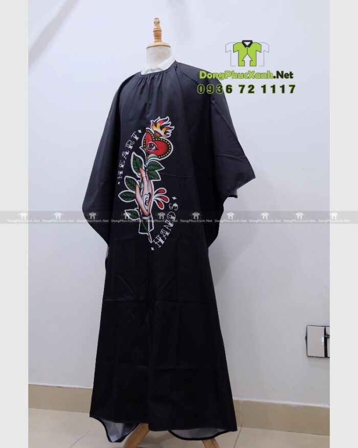 Áo choàng không bám tóc Heart & Hands in tên tiệm tóc nam nữ cao cấp