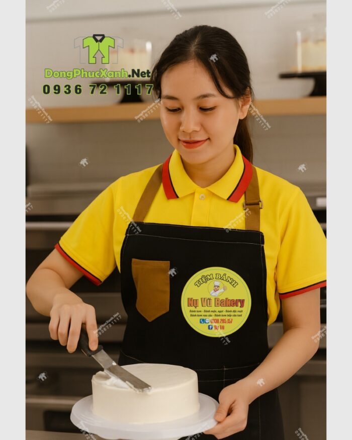 Áo thun đồng phục tiệm bánh Nụ Vũ Bakery kết hợp tạp dề Kaki Hàn cao cấp
