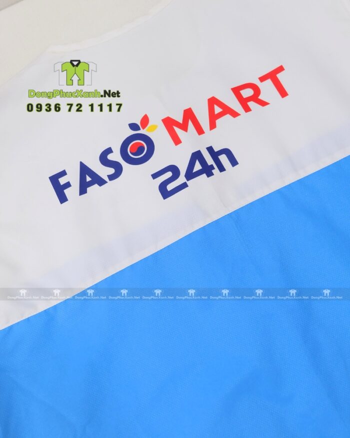 Áo gile nhân viên bán hàng Faso Mart màu xanh trắng vải dù chéo