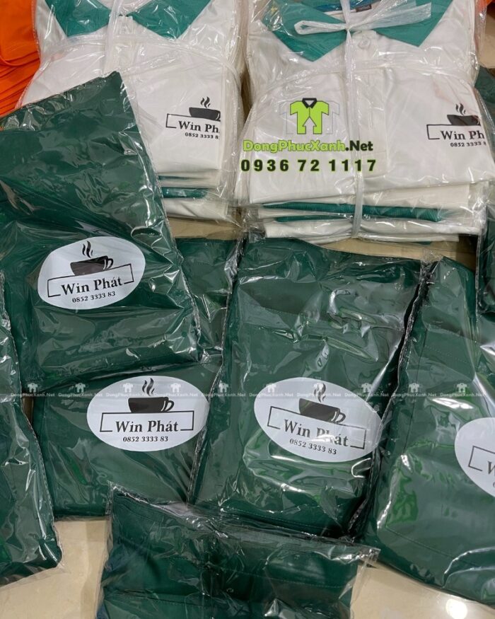 Đồng phục nhân viên quán cà phê Win Phát gồm áo polo, tạp dề ngắn và nón