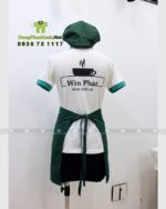 Đồng phục nhân viên quán cà phê Win Phát gồm áo polo, tạp dề ngắn và nón