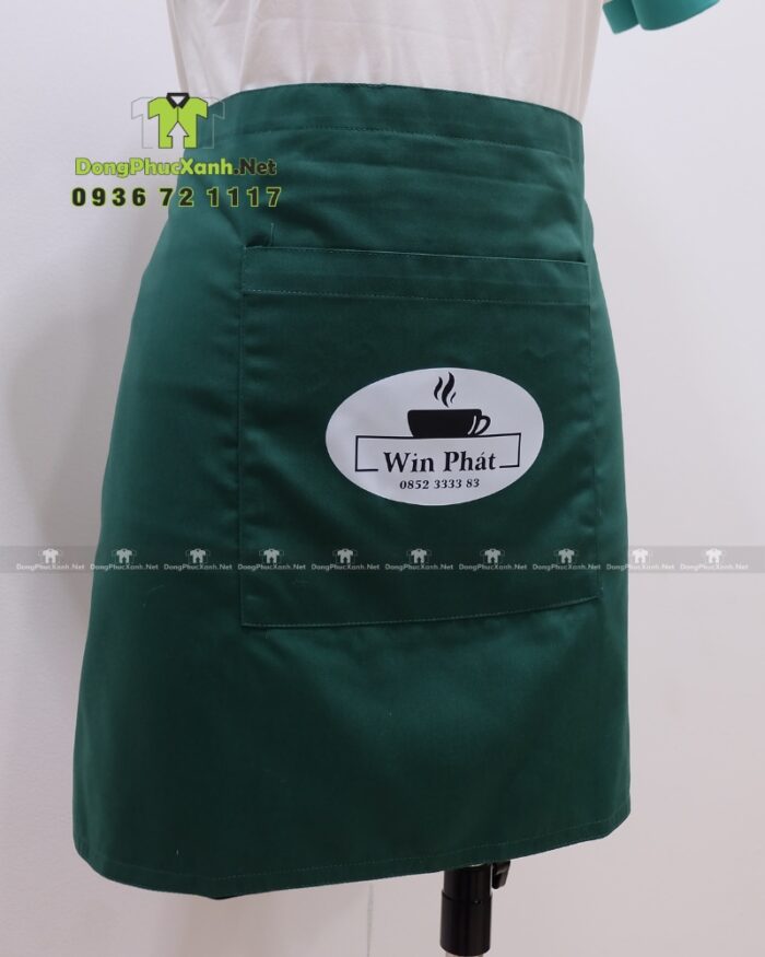 Đồng phục nhân viên quán cà phê Win Phát gồm áo polo, tạp dề ngắn và nón