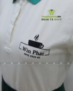Đồng phục nhân viên quán cà phê Win Phát gồm áo polo, tạp dề ngắn và nón