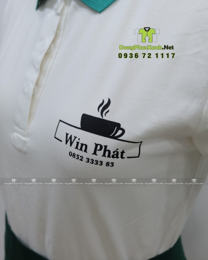 Đồng phục nhân viên quán cà phê Win Phát gồm áo polo, tạp dề ngắn và nón