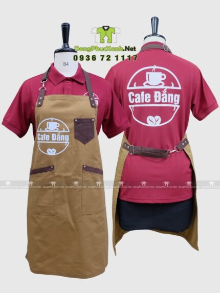 Đồng phục nhân viên pha chế Cafe Đắng gồm áo polo đỏ đô và tạp dề thiết kế hiện đại