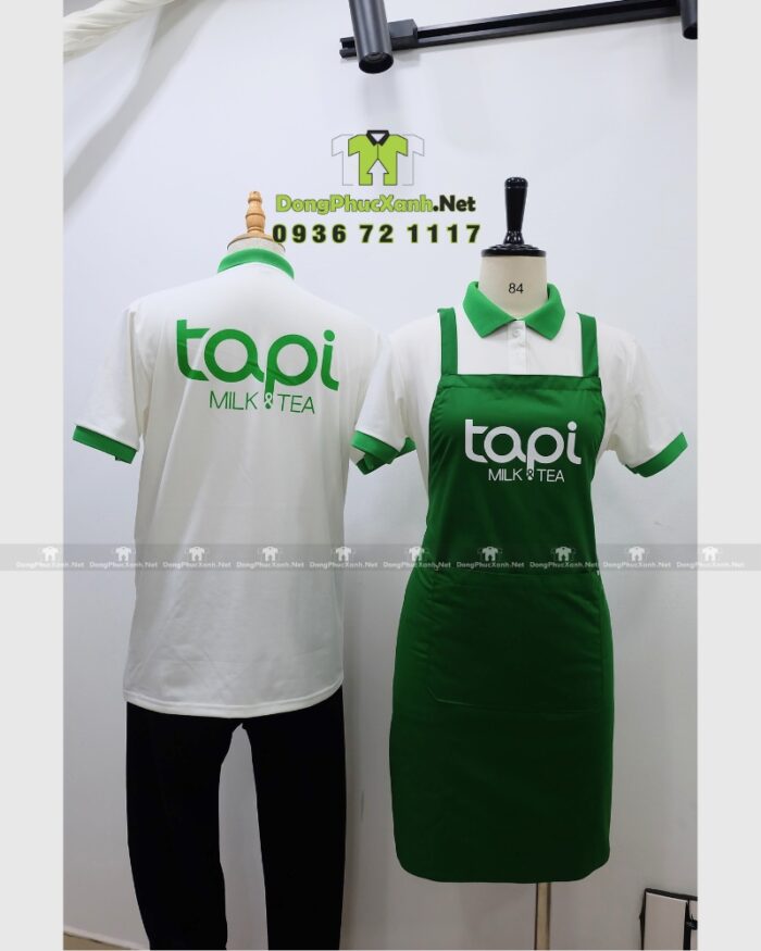 Đồng phục nhân viên quán Tapi Milktea gồm áo thun, tạp dề quán trà sữa và nón