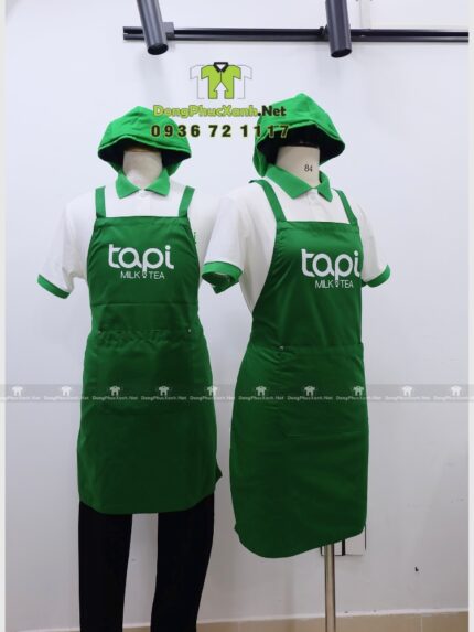 Đồng phục nhân viên quán Tapi Milktea gồm áo thun, tạp dề quán trà sữa và nón