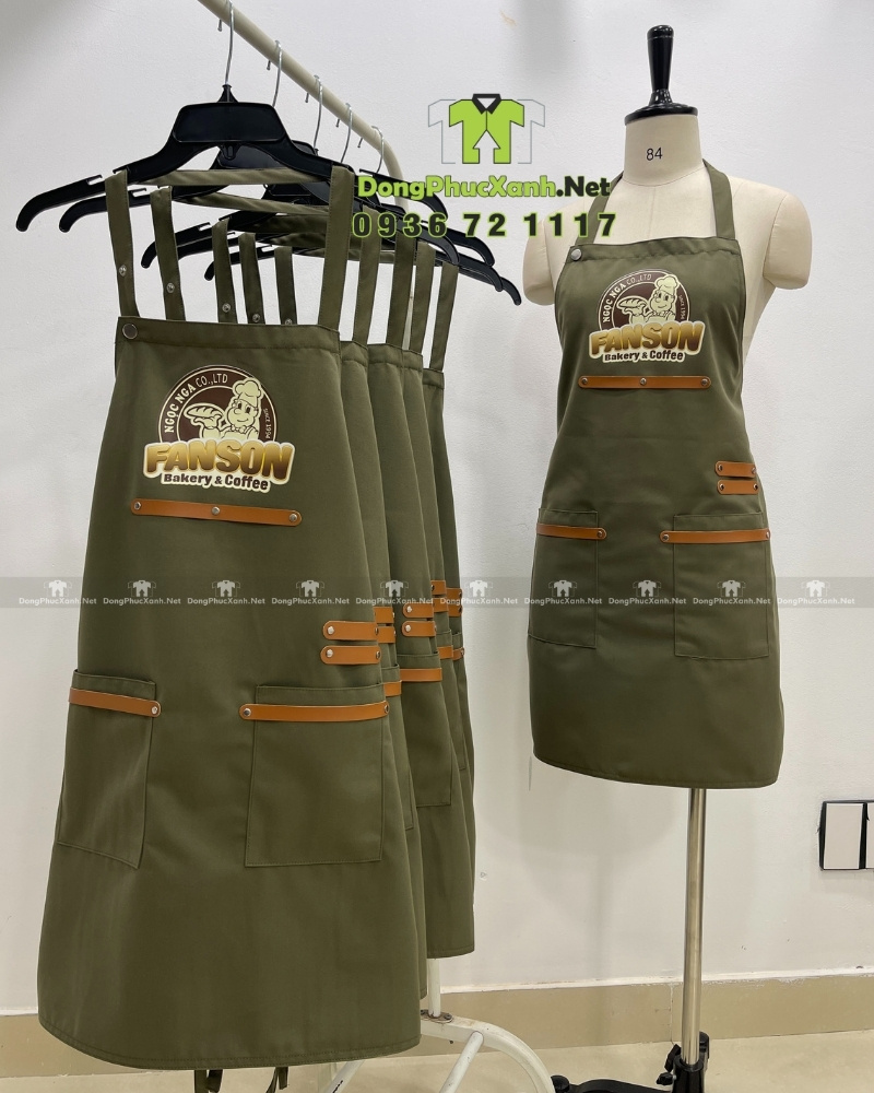 May tạp dề đồng phục cho Bánh Mì Fanson, thiết kế gọn gàng, in logo thương hiệu rõ nét
