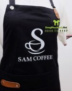 Đồng phục quán cafe Sam Coffee áo polo trắng kèm tạp dề nhân viên màu đen