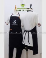 Đồng phục quán cafe Sam Coffee áo polo trắng kèm tạp dề nhân viên màu đen
