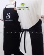 Đồng phục quán cafe Sam Coffee áo polo trắng kèm tạp dề nhân viên màu đen