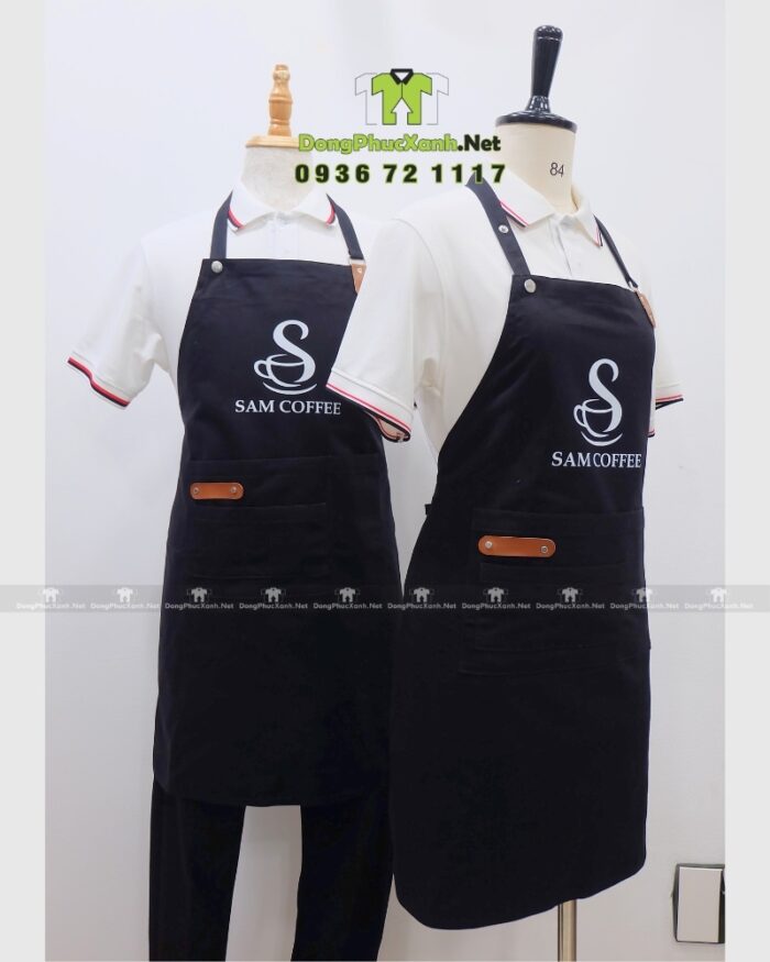 Đồng phục quán cafe Sam Coffee áo polo trắng kèm tạp dề nhân viên màu đen