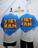 Khăn tam giác vải đũi in 2 mặt, một mặt cờ Việt Nam và một mặt chữ Việt Nam