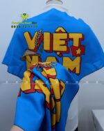 Khăn tam giác vải đũi in 2 mặt, một mặt cờ Việt Nam và một mặt chữ Việt Nam