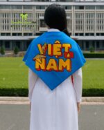 Khăn tam giác vải đũi in 2 mặt, một mặt cờ Việt Nam và một mặt chữ Việt Nam