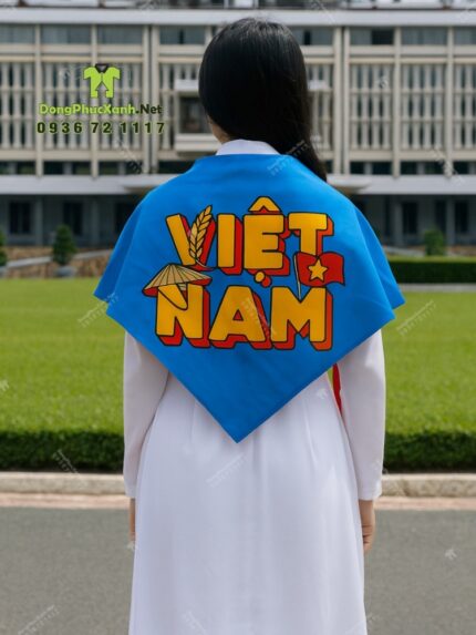 Khăn tam giác vải đũi in 2 mặt, một mặt cờ Việt Nam và một mặt chữ Việt Nam