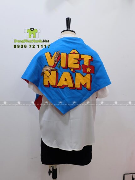 Khăn tam giác vải đũi in 2 mặt, một mặt cờ Việt Nam và một mặt chữ Việt Nam