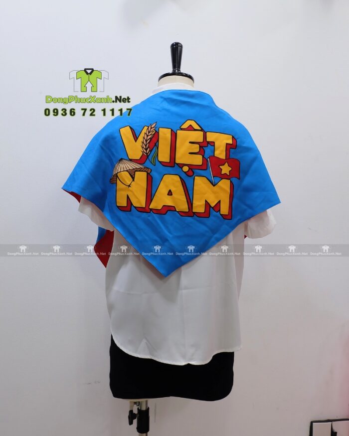 Khăn tam giác vải đũi in 2 mặt, một mặt cờ Việt Nam và một mặt chữ Việt Nam