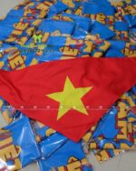 Khăn tam giác vải đũi in 2 mặt, một mặt cờ Việt Nam và một mặt chữ Việt Nam