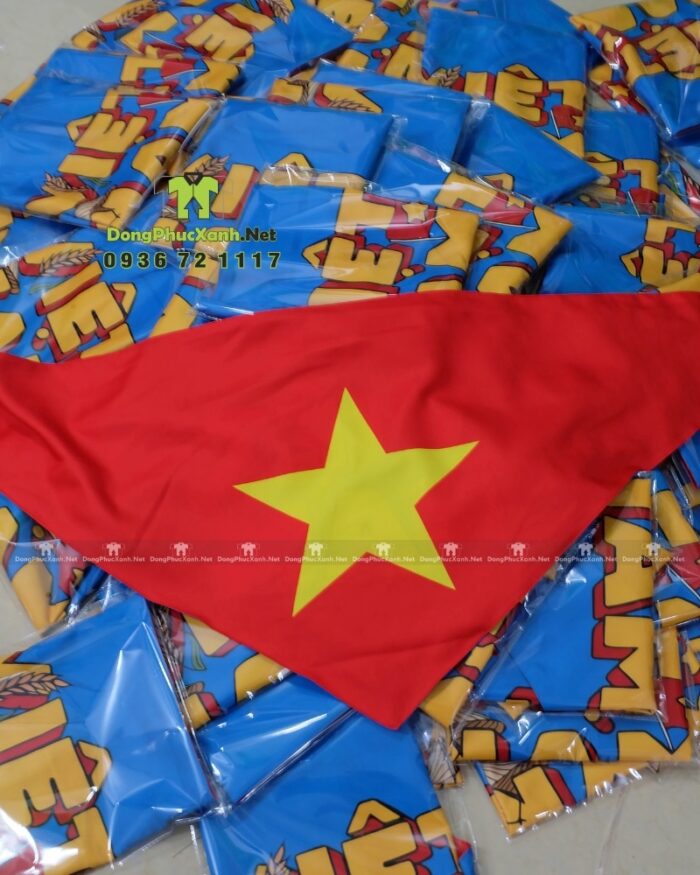 Khăn tam giác vải đũi in 2 mặt, một mặt cờ Việt Nam và một mặt chữ Việt Nam