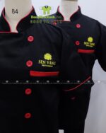 Đồng phục đầu bếp Sen Vàng màu đen phối viền đỏ sang trọng.