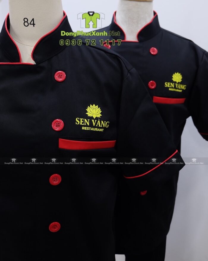 Đồng phục đầu bếp Sen Vàng màu đen phối viền đỏ sang trọng.