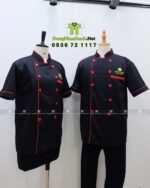 Đồng phục đầu bếp Sen Vàng màu đen phối viền đỏ sang trọng.