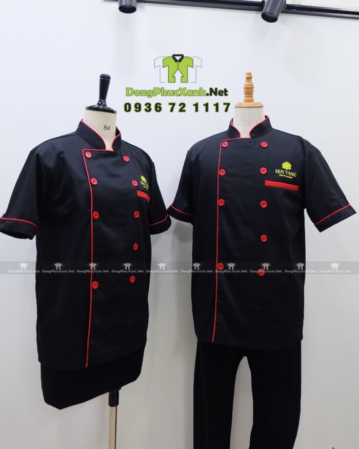 Đồng phục đầu bếp Sen Vàng màu đen phối viền đỏ sang trọng.