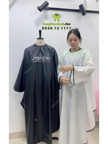 Áo choàng tóc in logo Joico vải dù màu đen dài tay chống bám dính