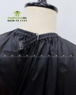 Áo choàng tóc in logo Phi Hair Salon vải dù màu đen rộng rãi thoáng mát