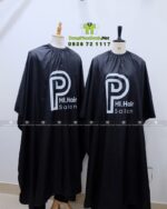 Áo choàng tóc in logo Phi Hair Salon vải dù màu đen rộng rãi thoáng mát
